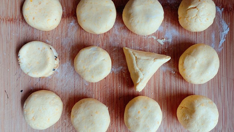 南瓜糯米饼,当然也可以根据自己的喜好，包成其他的形状。