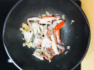 咖喱梭子蟹,加入螃蟹翻炒至变色