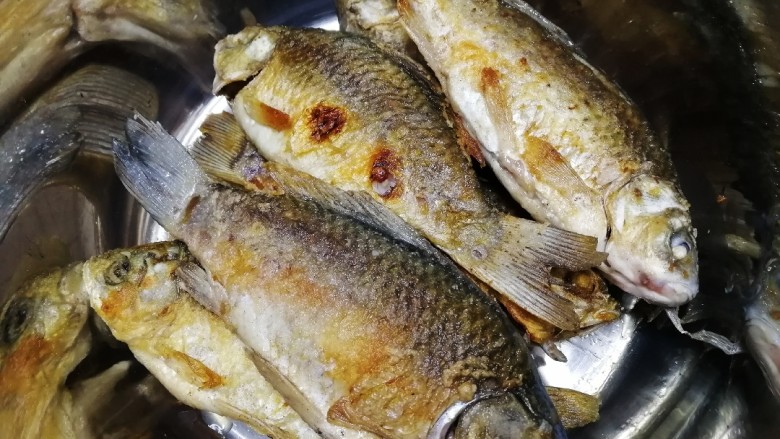 鱼罐头,煎好的鱼直接放入压力锅胆里。
