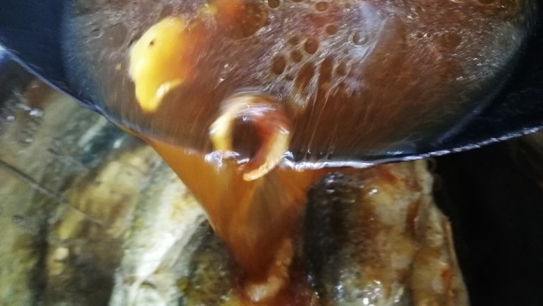 鱼罐头,趁热把料汁倒入压力锅胆内。