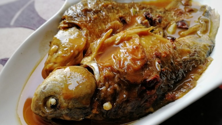 鱼罐头,淋在鱼身上，鲜美骨酥，特别适合老人和孩子，放心吃，不会扎。