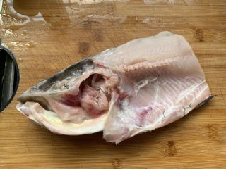 剁椒鱼头,来准备弄鱼头：鱼头挺大个的，只用了半个，清洗干净