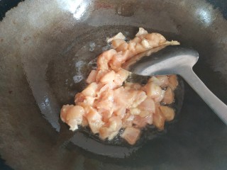 爆炒鸡胸肉,锅中放入适量植物油，油热，放入鸡丁翻炒