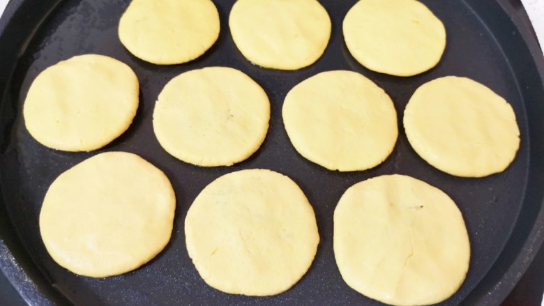 南瓜糯米饼,依次做好剩下的南瓜糯米饼，电饼铛预热，刷上一层食用油，放入做好南瓜糯米饼。 