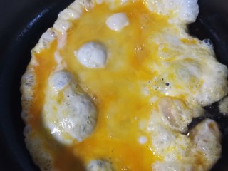 煎饼土豆丝,起锅烧油烙一个鸡蛋饼