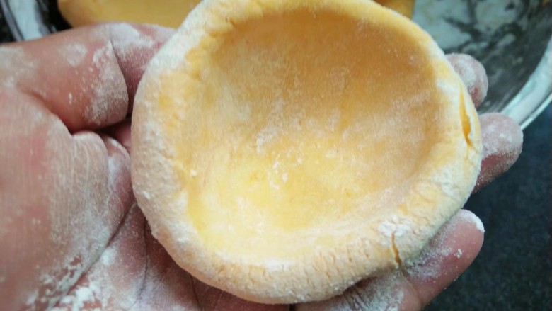 南瓜糯米饼,㩆一小团的面团，捏成这种形状