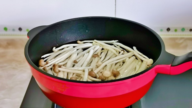 西芹炒鱿鱼,海鲜菇焯水，冷水下锅煮2分钟捞出淋干。