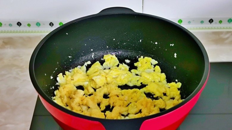 咖喱蛋炒饭,小火煎蛋，再铲碎。