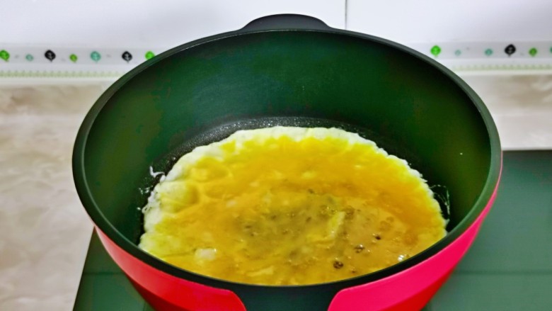 咖喱蛋炒饭,起油锅，倒入蛋液。