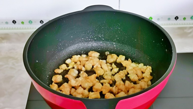咖喱蛋炒饭,起油锅倒入腌制好的虾仁，小火煸炒至8分熟盛出备用。