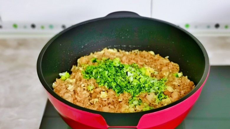 咖喱蛋炒饭,最后加入西兰花，按个人口味加入盐。