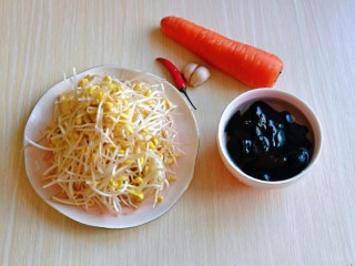 爆炒绿豆芽,准备食材，黑木耳提前冷水泡发。
