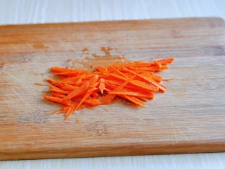 爆炒绿豆芽,胡萝卜去皮洗干净，切丝。