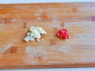 爆炒绿豆芽,大蒜去皮切碎，红辣椒洗干净切段。