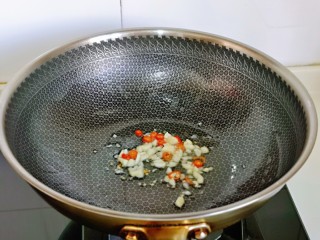 爆炒绿豆芽,起油锅，加入辣椒蒜末煸炒。