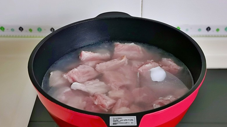 红烧芋头,排骨冷水下锅，烧开后煮2-3分钟，捞出冷水冲洗干净。