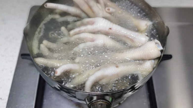 卤鸡爪,开水煮沸3分钟，过凉水晾凉