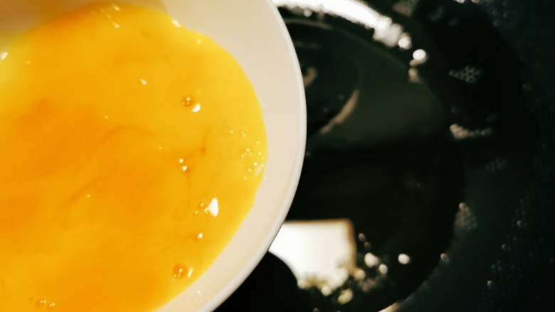 洋葱炒蛋,起油锅放入食用油，油热后放入鸡蛋液。
