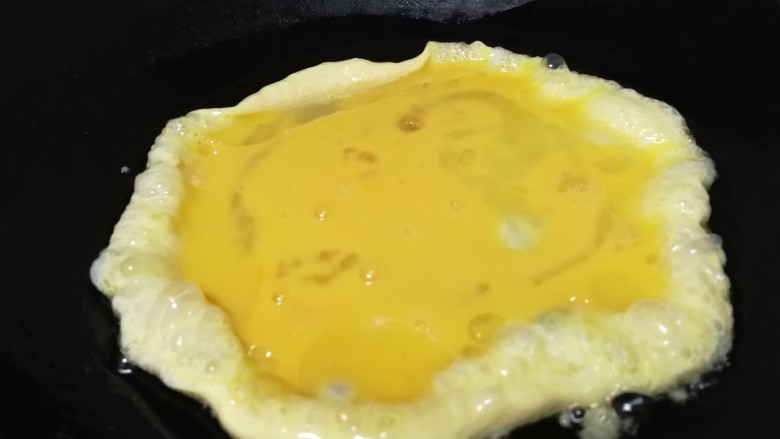 洋葱炒蛋,油温5成热倒入蛋液。