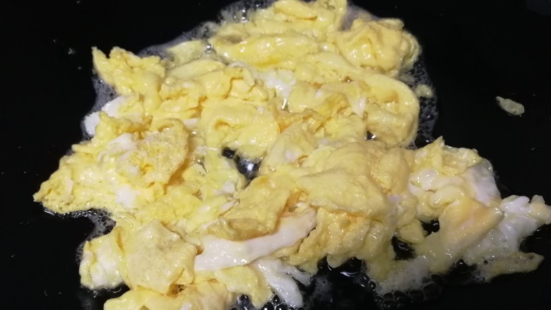 洋葱炒蛋,文火把鸡蛋炒散，盛出备用。