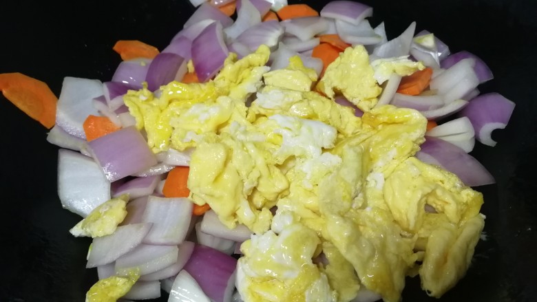 洋葱炒蛋,放入鸡蛋，文火翻炒均匀。