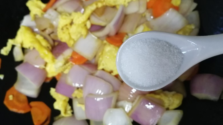 洋葱炒蛋,放一小勺盐，急火炒匀入味。（洋葱稍变透明就可以了）