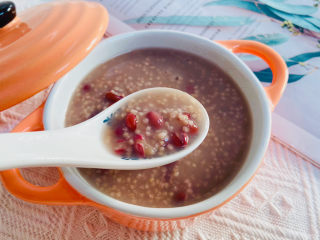 红豆小米粥,红豆小米粥健脾养胃、补血益气。