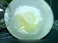 南瓜糯米饼,将糯米粉，玉米淀粉，糖，倒入碗中，加入水