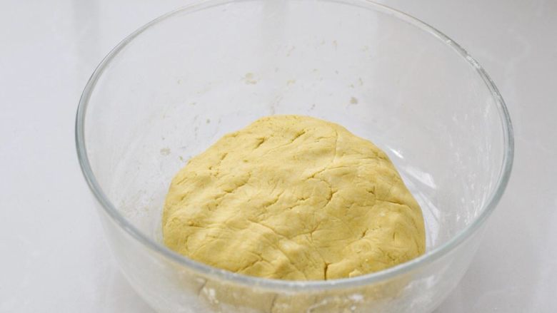 南瓜糯米饼,然后再揉成不粘手的软面团状，如果面团太硬可以少加点清水，太软就加糯米粉。
