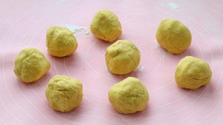 南瓜糯米饼,将揉好的面团分成均匀的八个小剂子，分别揉搓成圆球状。