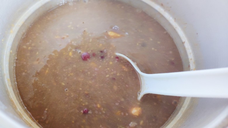 红豆小米粥,开小火，搅拌至冰糖融化，即可