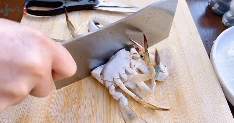 肉蟹煲,螃蟹先给它对半切开，再切成，四份！为啥要切这么多份？因为人多呀～