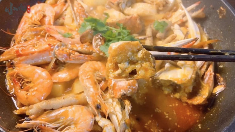 肉蟹煲,螃蟹吸满汤汁，吃起来超爽，这个汤用来拌饭吃真的太绝了。