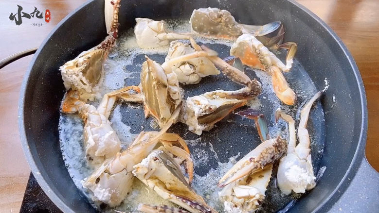 肉蟹煲,切好的螃蟹一定要快速在切面过上淀粉，然后下锅煎，这样可以有效的防止蟹肉的流失！