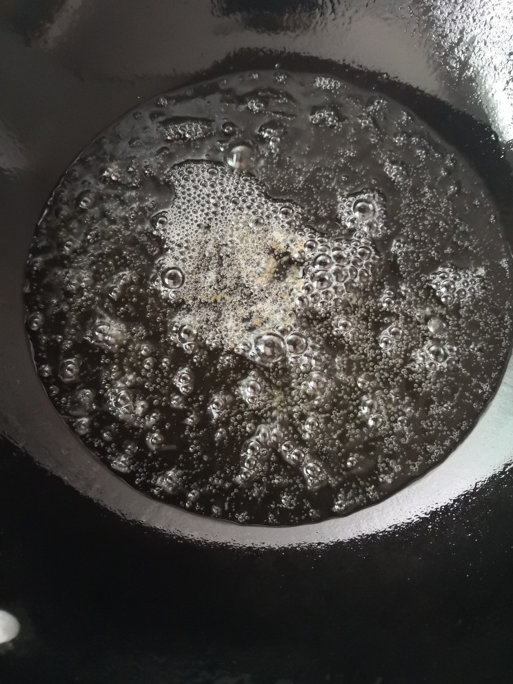 椒盐排骨,另起锅，倒油油温八成热