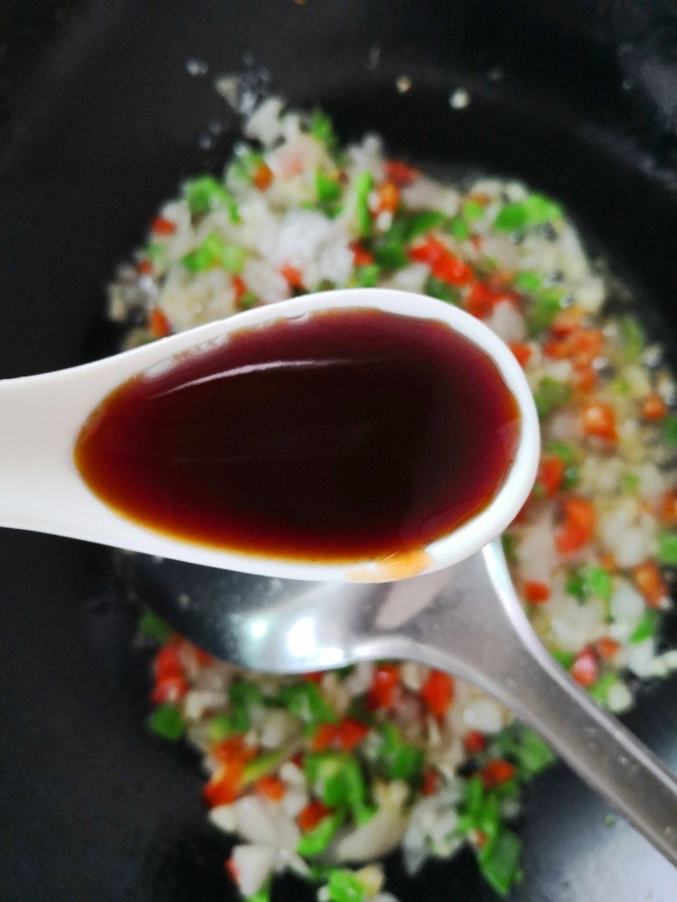 椒盐排骨,一勺蚝油炒至青红椒粒和洋葱粒断生