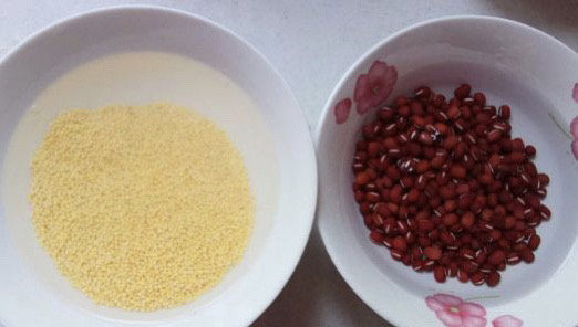 红豆小米粥,小米和红豆分别浸泡4个小时左右。