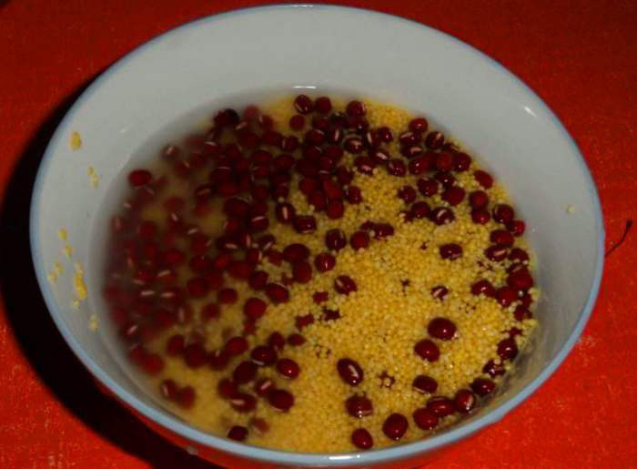 红豆小米粥,也可以淘洗干净以后，放在一起浸泡。