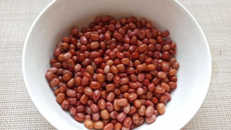 红豆小米粥,<a style='color:red;display:inline-block;' href='/shicai/ 3607'>红豆</a>是这种鼓鼓的，饱满的豆粒。