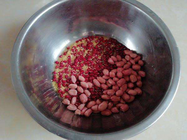 红豆小米粥,加点花生也不错。但都要提前浸泡。