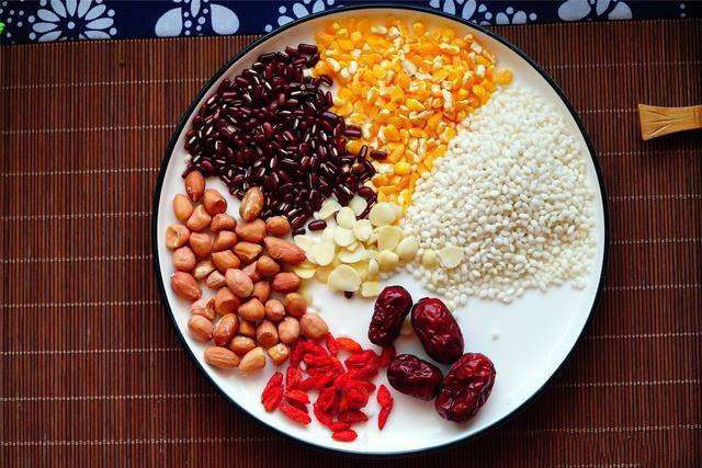 红豆小米粥,这个五谷杂粮都有了，营养更丰富。