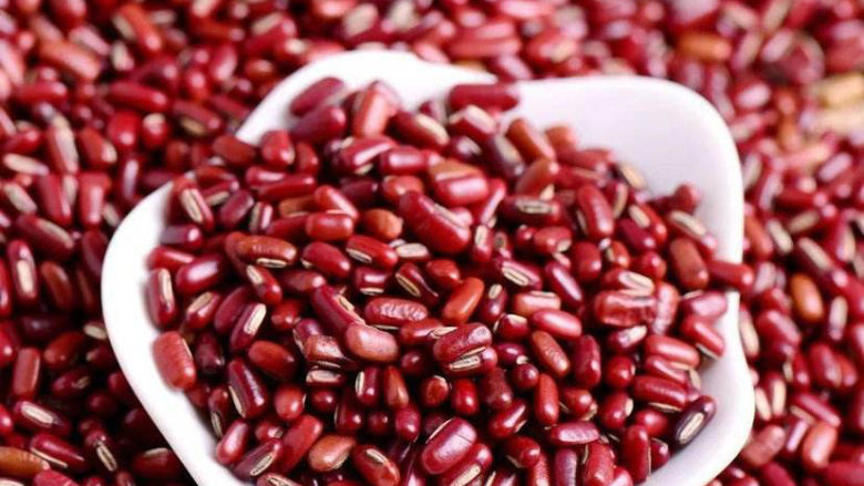 红豆小米粥,这张图中的是赤小豆，药用价值比红豆要好，它多数时候是与薏米一起煮，用来祛湿。