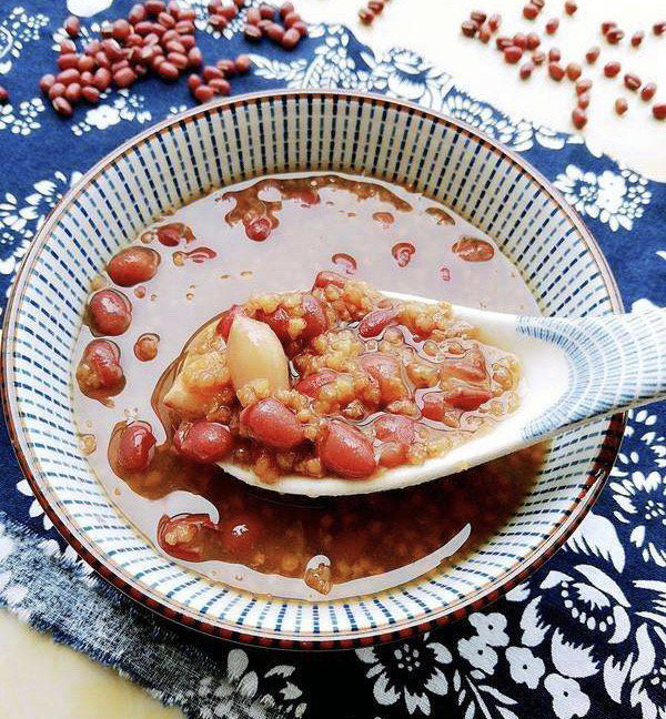 红豆小米粥,早餐的粥最好是粗粮粥，营养均衡。