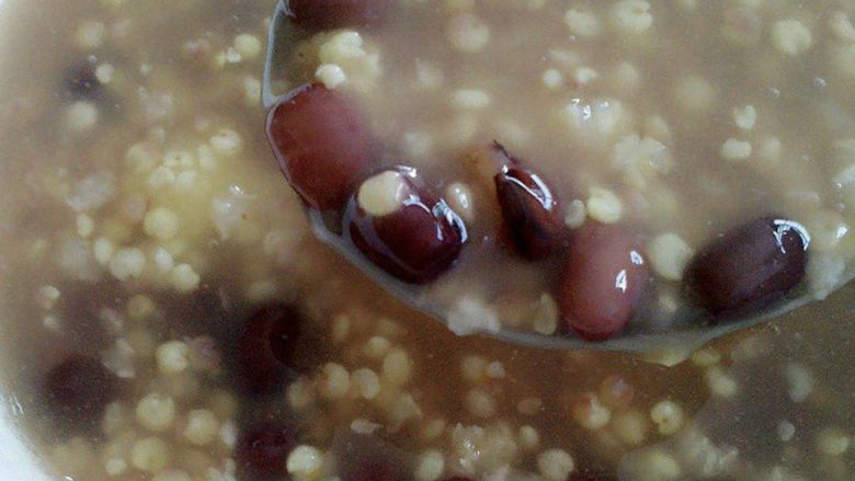 红豆小米粥,水量适中，煮好后粘稠状。