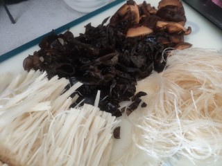 碗仔翅,分别把冬菇、木耳切丝，金针菇和粉丝切小断