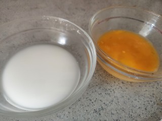 碗仔翅,这时候调制水淀粉和打散一个鸡蛋备用