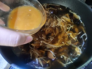 碗仔翅,关火，加入水淀粉，快速搅匀，然后加入鸡蛋液（加鸡蛋液时顺一个方向搅动锅里的汤可以形成蛋丝）
