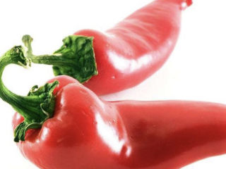 爆炒鸡胸肉,红辣椒，其实放一种辣椒就可以道为了装盘美观，两种都加一点。