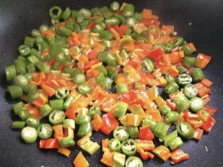 爆炒鸡胸肉,锅中留一点油烧热，将红绿辣椒倒入锅中翻炒。
