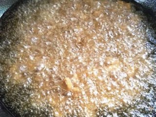 爆炒鸡胸肉,锅中添入适量油，先将腌制好了的鸡胸肉丁炸一下。